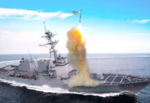 Lenkwaffenzerstörer USS Farragaut beim Verschuss eines PAC-3 MSE