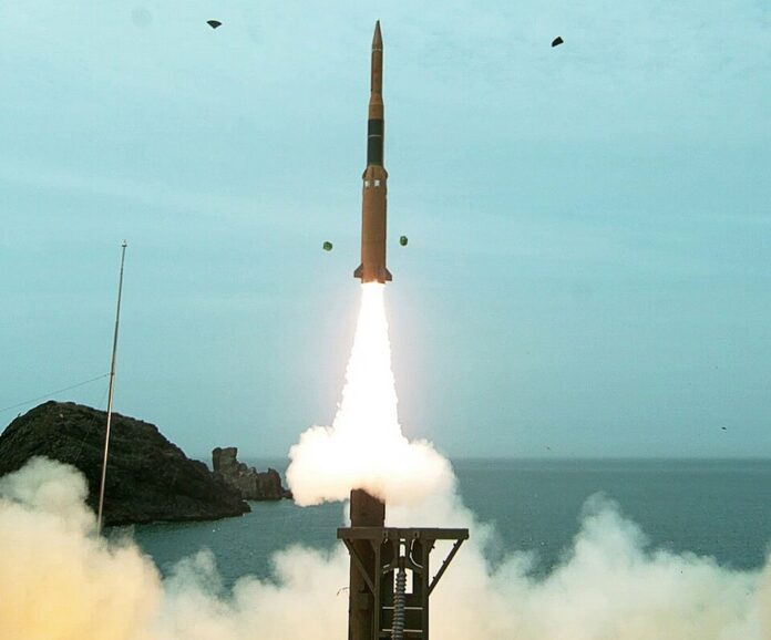 Mit L-SAM (Long-range Surface-to-Air Missile) bietet Hanwha ein bestehendes System zur Luftverteidigung und Raketenabwehr in höheren Abfangschichten an, das in Korea quasi in Serie produziert werde.