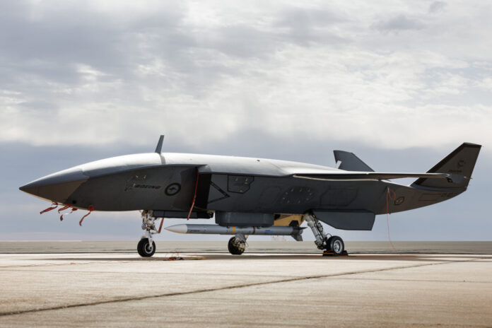 MQ-28A Ghost Bat Block I mit AMRAAM-Luft-Luft-Flugkörper im Dezember 2025.