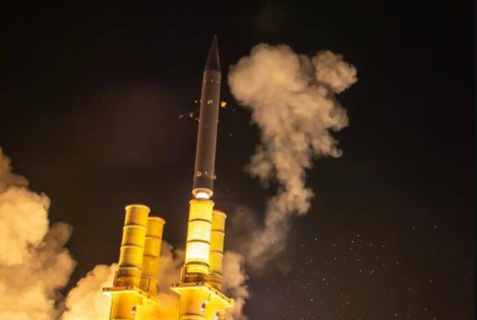 Die israelische Regierung will die Herstellung der von Israel Aerospace Industries (IAI) entwickelten und hergestellten Abfangraketen des Typs Arrow erhöhen. Arrow gilt als eines der fortschrittlichsten Raketenabwehrsysteme der Welt und wird derzeit auch von der Bundeswehr beschafft.