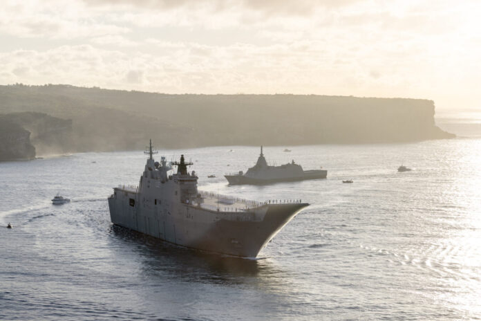 HMAS Canberra und JS Kumano anlaesslich des International Fleet Reviews 2026 in Sydney