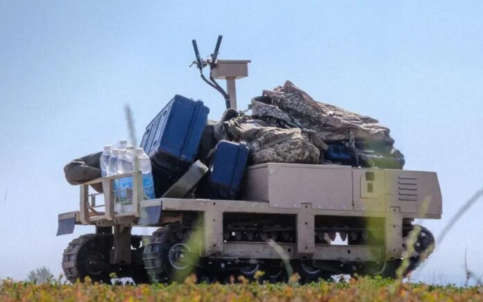 Die ukrainischen Streitkräfte treiben die Nutzung unbemannter bodengebundener Systeme (UGV) mit hoher Geschwindigkeit voran. Nach Angaben des ukrainischen Verteidigungsministeriums wurden entsprechende Plattformen allein im März 2026 in mehr als 9.000 Einsätzen genutzt.