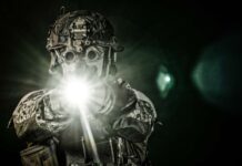 KSK-Soldat mit Pistole