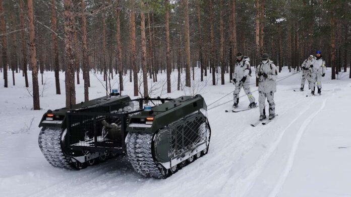 Generalleutnant Heico Hübner, Stellvertreter des Inspekteurs des Heeres und Kommandeur Militärische Grundorganisation, sieht die tiefe Integration von unbemannten Systemen als eines von fünf Handlungsfeldern, auf die sich der Fokus und die Priorisierung des Deutschen Heeres richten müssen, „wenn es um eine Erhöhung der Einsatzbereitschaft und das Erreichen einer Kriegstüchtigkeit geht“.