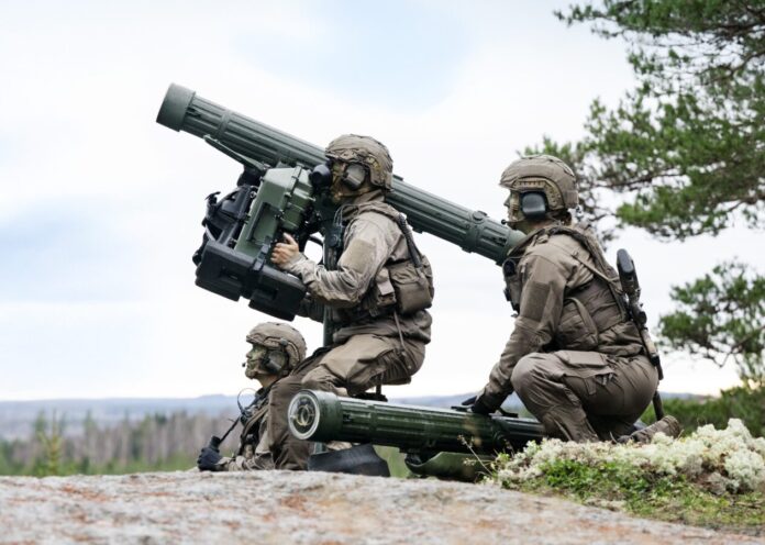 Das tragbare Flugabwehrsystem RBS 70 (MANPADS) von Saab ist weit verbreitet und genießt großes Vertrauen. Nun hat das Unternehmen eine neue Variante des Flugkörpers namens „Bolide 2“ vorgestellt, die die Wirksamkeit des Systems gegen eine Reihe von Bedrohungen erhöht.
