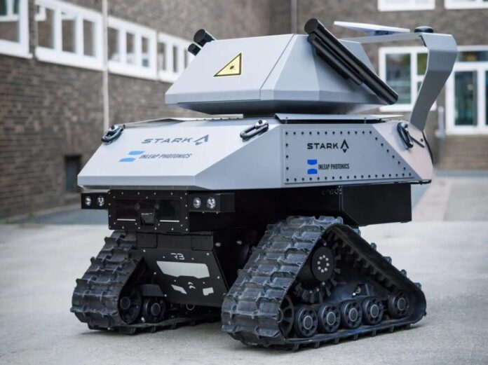 Der in Hannover ansässige Laserspezialist INLEAP Photonics entwickelt ein neues Produkt für laserbasierte Drohnenabwehr auf einer unbemannten Bodenplattform und will dadurch zusätzliche Einsatzmöglichkeiten für mobile C-UAS-Szenarien (Counter-Unmanned Aircraft Systems) schaffen.