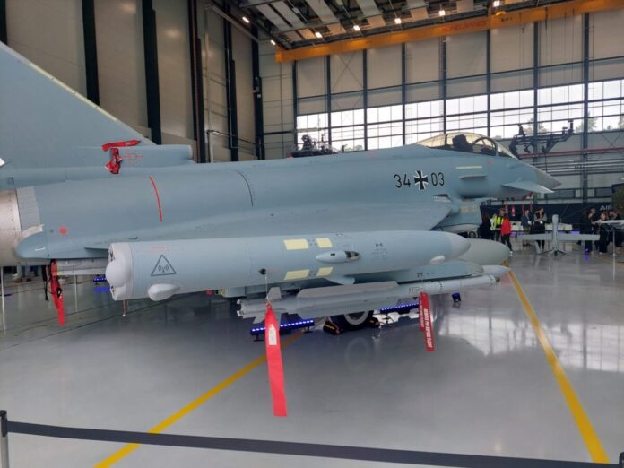 Der Eurofighter soll stetig modernisiert und zum Führen von Kampfdrohnen befähigt werden.