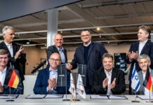 Der deutsche Marineschiffbauer TKMS und die israelische Elbit Systems haben eine strategische Absichtserklärung zur Erkundung von Kooperationspotenzialen bei der Entwicklung, Integration sowie Vermarktung von Verteidigungslösungen für die Marine unterzeichnet.