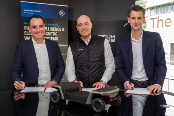 Quantum Systems und Rohde & Schwarz haben auf der AFCEA-Fachausstellung in Bonn die Unterzeichnung einer Absichtserklärung zur zukünftigen Zusammenarbeit bekanntgegeben, bei der Integration von Fähigkeiten elektronischer Kampfführung und Drohnenabwehr für unbemannte Systeme im Mittelpunkt steht.