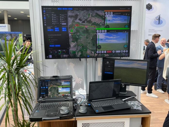 Im Rahmen der AFCEA-Fachausstellung in Bonn haben die beiden Technologieunternehmen STARK und IBM Deutschland erstmals eine Lösung präsentiert, mit der sich Software-Updates und -Modelle zügig und bruchfrei auf Systeme im Fronteinsatz aufspielen lassen.