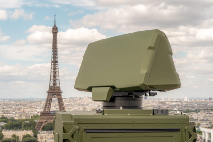 Der schwedische Rüstungskonzern Saab und Scania France haben gemeinsam einen Vertrag mit der französischen Rüstungsagentur Direction générale de l’Armement (DGA) über die Lieferung von Radaren des Typs Giraffe 1X und die Entwicklung einer Lösung mit taktischen Fahrzeugen von Scania für die französischen Streitkräfte unterzeichnet.