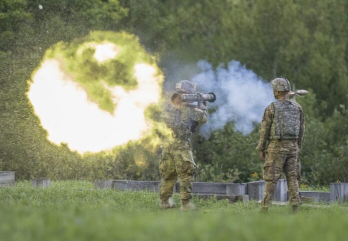 Mit der Individual Assault Munition hat die U.S. Army erst im Sommer 2024 eine schultergestützte Mehrzweckwaffe auf Basis der AT4 beschafft, um der Truppe eine „Allzweckwaffe“ gegen eine breite Zielkategorie bereitzustellen. Nun wird mit der Lightweight Shoulder Launched Munition (SLM-LW) offenbar eine noch leichtere schultergestützte Mehrzweckwaffe gesucht.