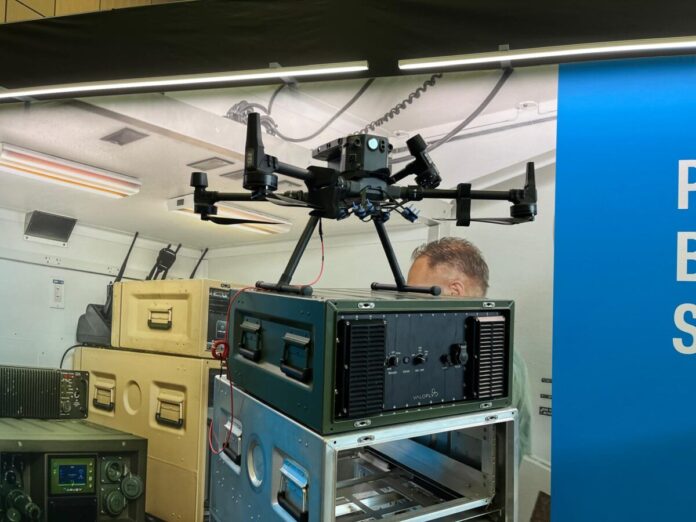 Das auf die Herstellung von Tethering-Lösungen für Drohnen spezialisierte Unternehmen ValoFly hat auf der AFCEA- Fachausstellung in Bonn zusammen mit Zarges eine gehärtete Lösung für einen drohnengestützten Mastersatz vorgestellt.