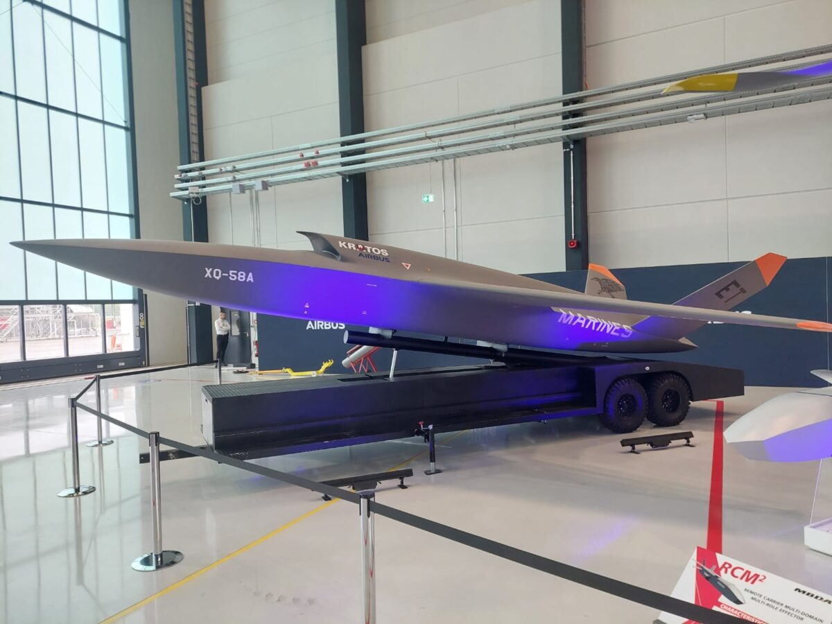 Das Collaborative Combat Aircraft (CCA) des Typs XQ-58A Valkyrie verfügt über einen internen Waffenschacht, in den der Hersteller bereits mehrere Waffen integriert hat