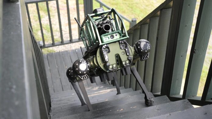 US-Spezialkräfte dürfen in mehreren Trainings- und Evaluationszyklen unter realitätsnahen Einsatzbedingungen bewaffnete Schreitroboter im scharfen Schuss erproben.