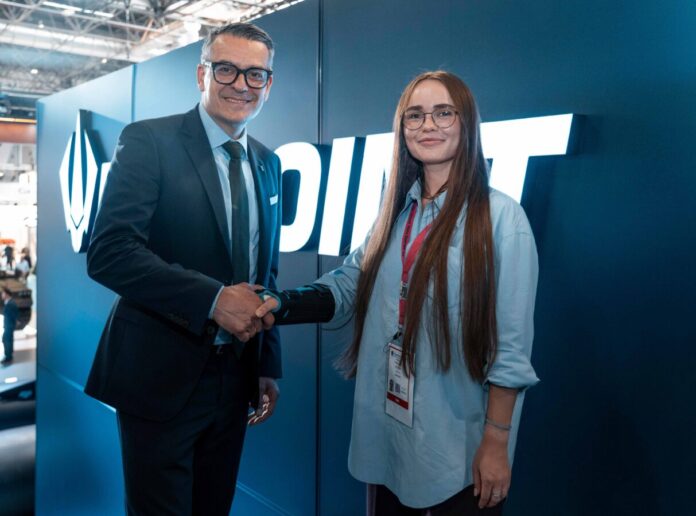 Der deutsche Sensorspezialist Hensoldt und Fire Point, ein führender ukrainischer Hersteller von UAV- und Raketensysteme für die Präzisionskriegsführung, haben auf der Fachmesse Eurosatory in Paris eine Absichtserklärung mit dem Ziel unterzeichnet, kampferprobte Komponenten in ein bodengestütztes Luftabwehrsystem zum Abfangen von ballistischen Raketen zu integrieren.
