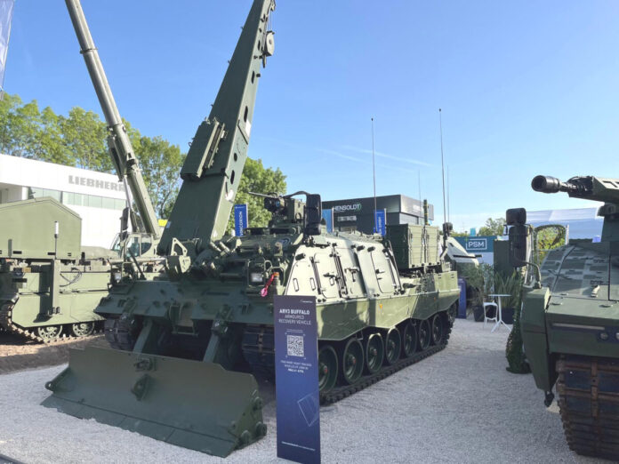 Gegenüber dem A1-Büffel weist der Bergepanzer 3 A2 Büffel mehrere Modifikationen auf und baut auf einer von Rheinmetall eigenentwickelten Leopard-2-Wanne auf.