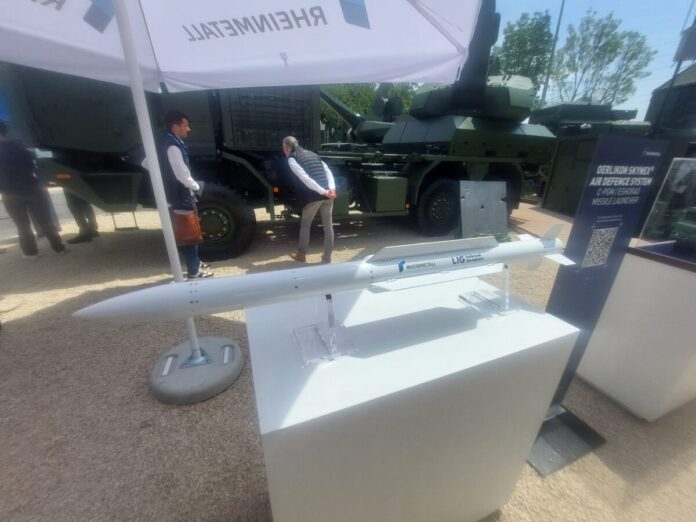 Der als C-PGM/ESHORAD bezeichnete Flugkörper soll eine Reichweite von 20 Kilometern aufweisen und neben den Gleitbomben auch klassische Ziele wie Flugzeuge oder Hubschrauber bekämpfen können.