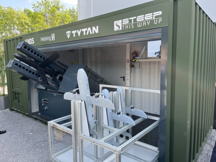 Die vier deutschen Unternehmen KNDS Deutschland, Helsing, TYTAN Technologies und steep zeigen auf der Rüstungsmesse Eurosatory 2026 in Paris ein containerbasiertes Konzept für den Einsatz unterschiedlicher unbemannter Systeme – Strike-Drohnen und Abfangdrohnen – im Rahmen einer beweglichen Gefechtsführung.