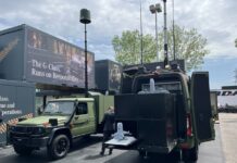 Mit dem „Drone Defender“ zeigten Mercedes-Benz und das Münchener Technologieunternehmen TYTAN Technologies auf der Messe Eurosatory in Paris eine mobile, drohnengestützte Drohnenabwehrlösung, die sowohl Kleinstdrohnen als auch größere Drohnen der Shahed-Klasse abwehren soll.