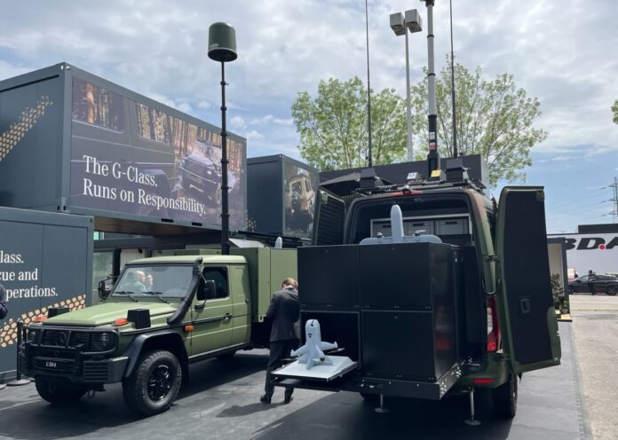 Mit dem „Drone Defender“ zeigten Mercedes-Benz und das Münchener Technologieunternehmen TYTAN Technologies auf der Messe Eurosatory in Paris eine mobile, drohnengestützte Drohnenabwehrlösung, die sowohl Kleinstdrohnen als auch größere Drohnen der Shahed-Klasse abwehren soll.