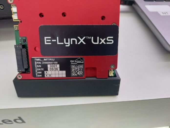 Elbit Systems hat das E LynX UxS auf den Markt gebracht, eine neue Ergänzung seiner E LynX-Familie von Software Defined Radios (SDR) oder Digitalfunkgeräten. Die auf der Messe ILA 2026 in Berlin präsentierte Technologie dient dazu, bemannte und unbemannte Luft- und Bodenplattformen innerhalb eines einzigen, einheitlichen und sicheren Kommunikationsnetzwerks zu verbinden.