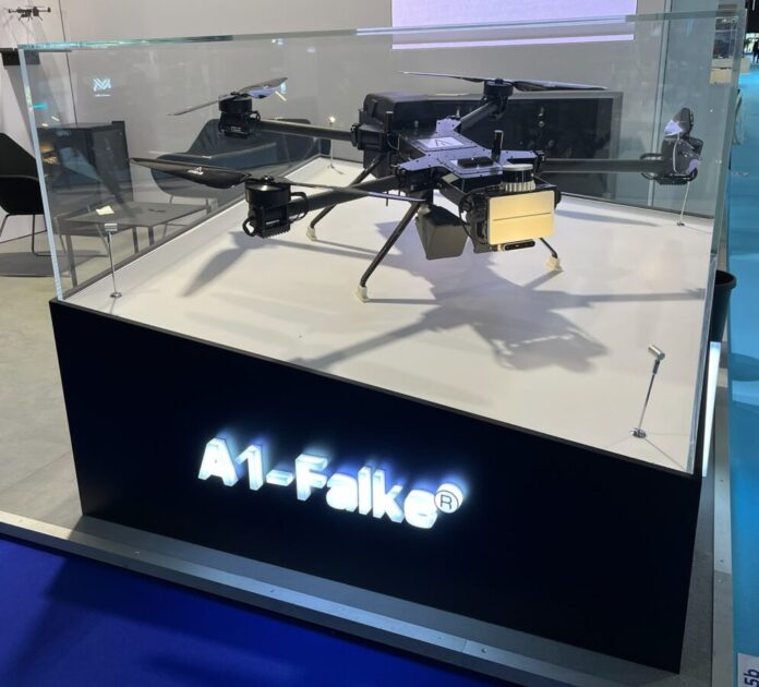 Die ARGUS Interception GmbH, ein im niedersächsischen Rotenburg an der Wümme ansässiger Hersteller von Abfangdrohnen, zeigt auf der Rüstungsmesse Eurosatory 2026 in Paris die weiterentwickelte Fangdrohne „A1-Falke“ und den automatisierten Hot-Standby-Shelter „Falke Nest“.