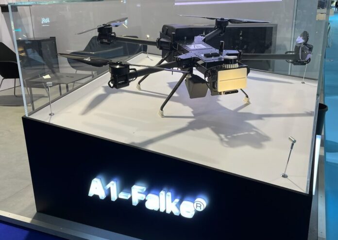Die ARGUS Interception GmbH, ein im niedersächsischen Rotenburg an der Wümme ansässiger Hersteller von Abfangdrohnen, zeigt auf der Rüstungsmesse Eurosatory 2026 in Paris die weiterentwickelte Fangdrohne „A1-Falke“ und den automatisierten Hot-Standby-Shelter „Falke Nest“.