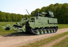 Die FFG Flensburger Fahrzeugbau Gesellschaft (FFG) hat angekündigt, nächste Woche auf der Messe Eurosatory in Paris erstmals eine neue Variante der gepanzerten Mehrzweckplattform ACSV (Armoured Combat Support Vehicle) zu zeigen, die sowohl über Flugabwehrfähigkeiten als auch Fähigkeiten zum Minenräumen verfügt.
