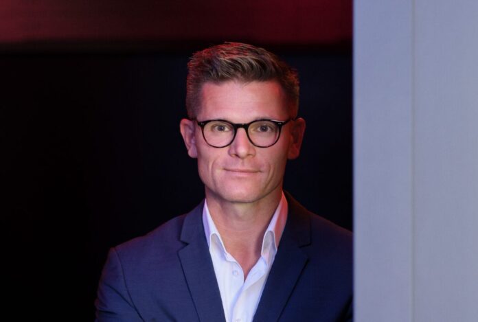 Frank Dirksen übernimmt ab diesem Monat die neugeschaffene Position des Chief Commercial Officers beim auf Künstliche Intelligenz spezialisierten Verteidigungsunternehmen Helsing.