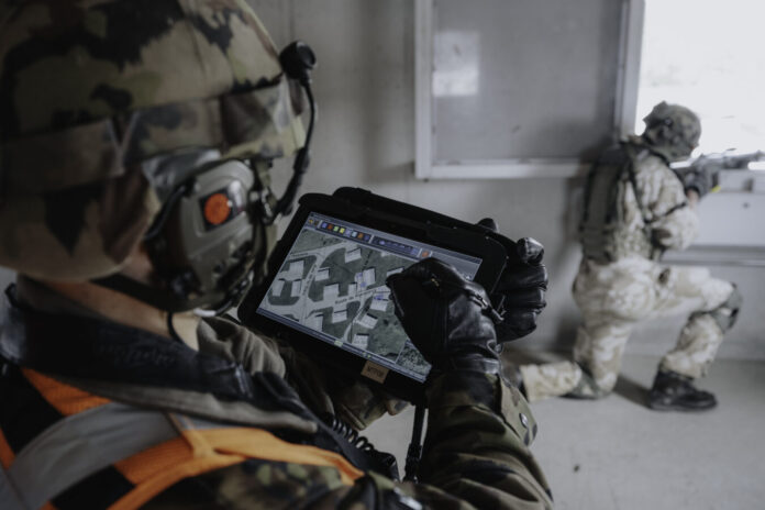 Der französische Rüstungskonzern Thales erweitert das Duellsimulationssystem Gladiator um zusätzliche Fähigkeiten. Entwickelt von der Thales-eigenen KI-Schmiede cortAIx, soll es die heute auf der Eurosatory in Paris erstmalig vorgestellte Software „Gladiator Training Data Analytics“ ermöglichen, große im Zuge von Duellsimulations-Ausbildungsgängen anfallende Datenmengen auszuwerten und so aufzubereiten, dass diese bereits kurze Zeit nach Ausbildungsende effektiv für eine Ausbildungsnachbesprechung genutzt werden können.