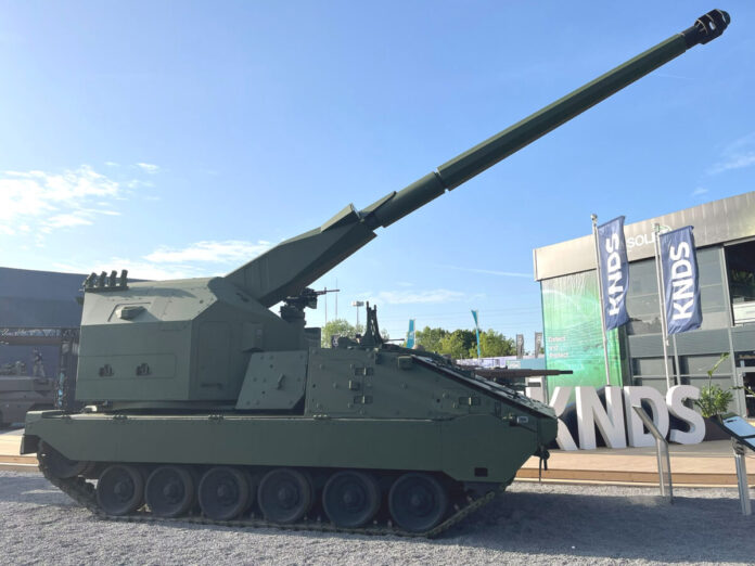 KNDS Deutschland in Zusammenarbeit mit KNDS France zeigen auf der Eurosatory in Paris erstmals die „RCH 155 tracked LORAS“, ein Konzept für eine neue Panzerhaubitze mit einer 58L-Waffenanlage und dem AGM-Geschützmodul auf der gepanzerten Kettenplattform Boxer TRACKED.