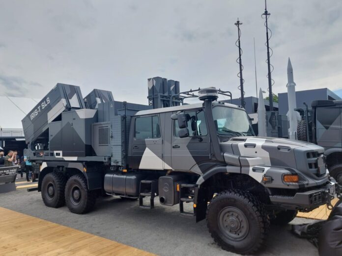 Das deutsche Rüstungsunternehmen Diehl Defence zeigt auf der diesjährigen ILA 2026 in Berlin erstmals das Luftverteidigungssystem Iris-T SLS MK 4, welches auch während der Fahrt wirken können soll.