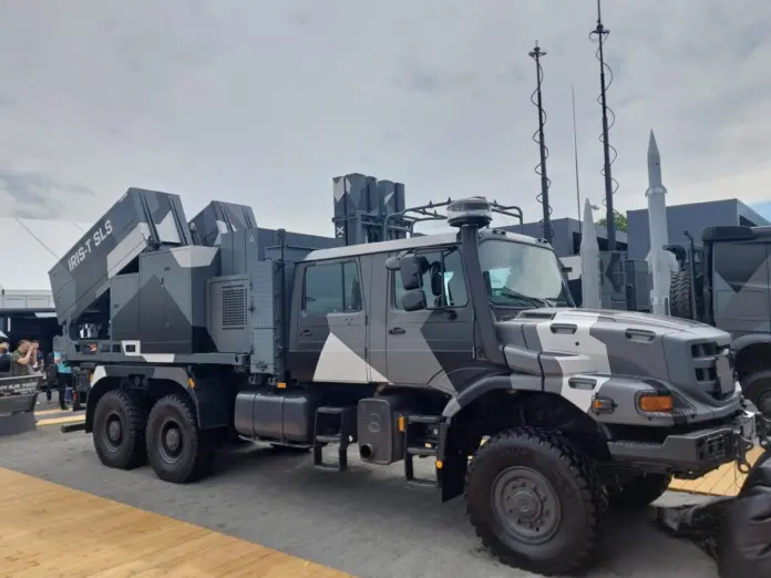 Das deutsche Rüstungsunternehmen Diehl Defence zeigt auf der diesjährigen ILA 2026 in Berlin erstmals das Luftverteidigungssystem Iris-T SLS MK 4, welches auch während der Fahrt wirken können soll.