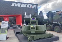 Der Lenkflugkörperspezialist MBDA Deutschland zeigt auf der diesjährigen ILA in Berlin erstmals eine aus mehreren Drohnenabwehrflugkörpern und einem Hochenergielasersystem bestehende Drohnenabwehrlösung, die unterschiedliche Abfangbereiche abdeckt.