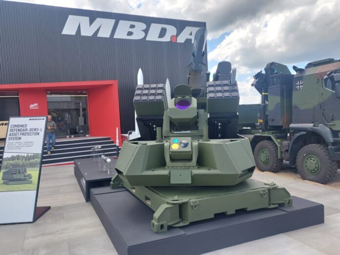 Der Lenkflugkörperspezialist MBDA Deutschland zeigt auf der diesjährigen ILA in Berlin erstmals eine aus mehreren Drohnenabwehrflugkörpern und einem Hochenergielasersystem bestehende Drohnenabwehrlösung, die unterschiedliche Abfangbereiche abdeckt.