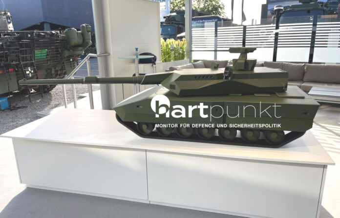 Die PSM Projekt System & Management GmbH, ein 50:50-Joint-Venture von KNDS Deutschland und Rheinmetall, zeigt mit dem „MBT Vision 2032“ auf der Eurosatory 2026 in Paris ein Konzept für einen Nachfolger des Kampfpanzers Leopard 2. Die Zahl 2032 deutet auf eine potenzielle erste Einsatzbereitschaft (Initial Operating Capability, IOC) des Systems im Jahr 2032 hin.