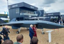 Der US-Luftfahrtkonzern Boeing und der deutsche Rüstungskonzern Rheinmetall bieten das Collaborative Combat Aircraft (CCA) MQ-28A Ghost Bat gemeinsam der Bundeswehr als mögliche Lösung für eine Jagdbomberdrohne an, nun wird das Team um Rohde & Schwarz und Diehl Defence verstärkt.