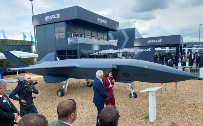 Der US-Luftfahrtkonzern Boeing und der deutsche Rüstungskonzern Rheinmetall bieten das Collaborative Combat Aircraft (CCA) MQ-28A Ghost Bat gemeinsam der Bundeswehr als mögliche Lösung für eine Jagdbomberdrohne an, nun wird das Team um Rohde & Schwarz und Diehl Defence verstärkt.