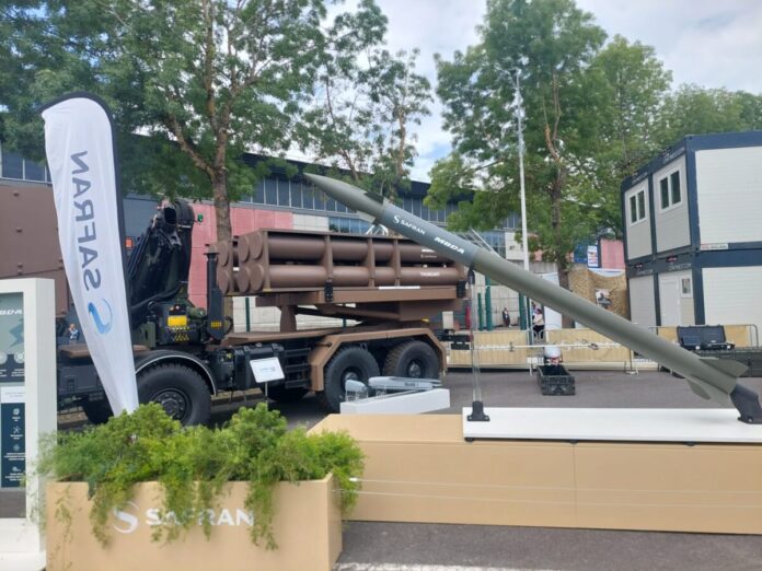 Die französische Verteidigungsministerin Catherine Vautrin hat heute bei ihrem Besuch auf der Rüstungsmesse Eurosatory in Paris bekanntgegeben, dass ein Konsortium von MBDA und Safran den Zuschlag für die Lieferung der neuen Raketenartillerie der französischen Streitkräfte erhalten hat.