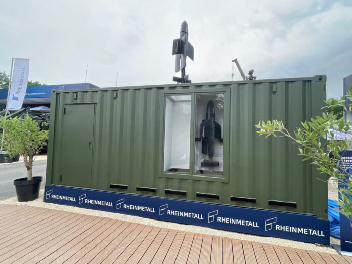 Loitering Munition Systeme (LMS) werden zu einem immer wichtigeren Bestandteil der Ausstattung von modernen Streitkräften. Auf der Messe Eurosatory 2026 in Paris hat Rheinmetall erstmals einen in einem Standard-Container verbauten Mehrfachwerfer für sein LMS mit der Bezeichnung FV-014 vorgestellt, den Containerized Missile Launcher (CML).
