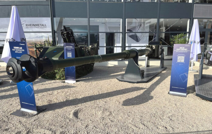Der Düsseldorfer Rüstungskonzern Rheinmetall hat auf der Eurosatory 2026 in Paris erstmals seine neuentwickelte 155mm-Waffenanlage L60 vorgestellt, die eine Reichweitensteigerung von um die 30 Prozent gegenüber L52-Waffenalagen verspricht.