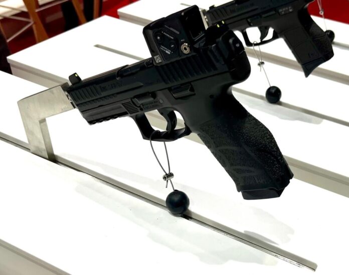 Die Oberndorfer Waffenschmiede Heckler & Koch zeigt auf der Rüstungsmesse Eurosatory 2026 in Paris erstmals die SFP9X A1 A-Cut, eine Variante der Pistole mit einer Schnittstelle für die Aufnahme des COA-Rotpunktvisiers.