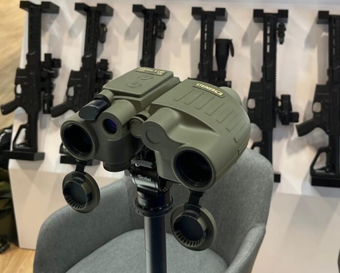 Der fränkische Optikspezialist Steiner-Optik zeigt auf der Rüstungsmesse Eurosatory 2026 in Paris erstmals sein Laserentfernungsmesser-Doppelfernrohr M830rc X LRF 1535nm mit einer Anbindung an das Battle Management System A.T.A.K. (Android Tactical Assault Kit).
