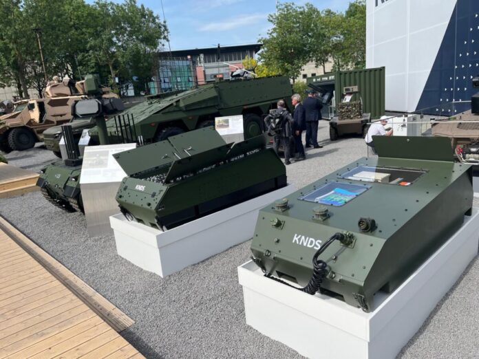 KNDS Deutschland hat im Rahmen der Rüstungsmesse Eurosatory 2026 in Paris zwei neue Missionsmodule – EW/C-UAV-Sensorpaket und Feldbatterie – für das unbemannte Bodenfahrzeug (UGV) THeMIS vorgestellt.