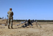 Die U.S. Army hat im Rahmen des „Project Flytrap“, einer Drohnenabwehr-Übung auf dem litauischen Übungsplatz Pabradė, die Loitering Munition HX-2 des deutschen Technologieunternehmens Helsing getestet.