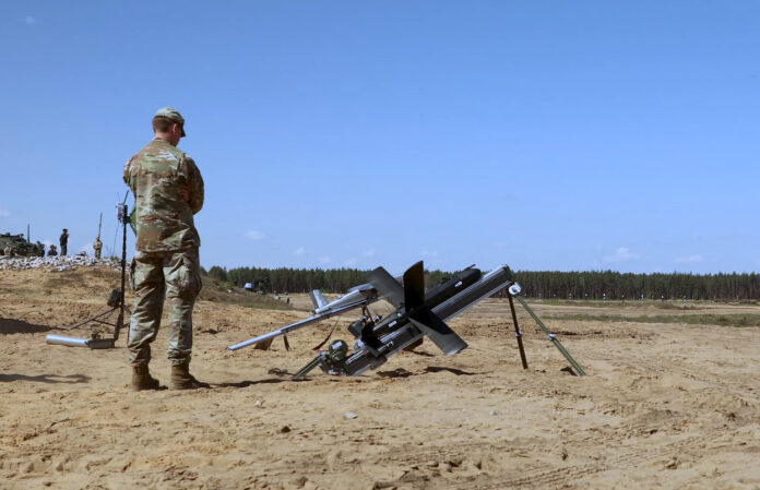 Die U.S. Army hat im Rahmen des „Project Flytrap“, einer Drohnenabwehr-Übung auf dem litauischen Übungsplatz Pabradė, die Loitering Munition HX-2 des deutschen Technologieunternehmens Helsing getestet.