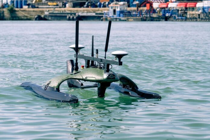 Zur Erkundung von Gewässern und Übergangsstellen werden die Pionierverbände der schwedischen Streitkräfte künftig das unbemannte Überwassersystem (Uncrewed Surface Vehicle, USV) Sonobot 5 des deutschen Herstellers EvoLogics nutzen.