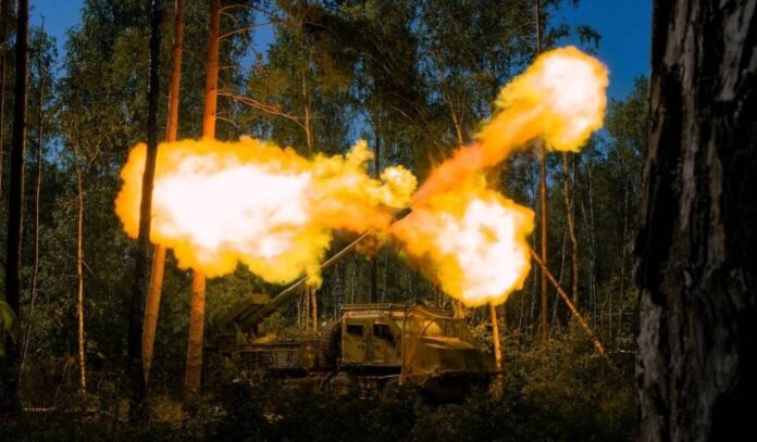 Der Düsseldorfer Rüstungskonzern Rheinmetall ist eigenen Angaben zufolge mit der Lieferung von Artilleriemunition für große Reichweiten für die ukrainischen Streitkräfte beauftragt worden.