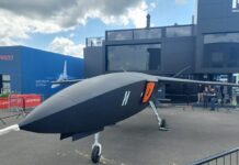 Das deutsche Technologie-Start-up Helsing hat heute auf der ILA 2026 in Berlin mit dem KI-gestützten, autonomen Flugzeug „CA-1 Electronic Attack“ erstmals sein Konzept für einen unbemannten Escort Jammer vorgestellt, das 2031 einsatzbereit sein soll.